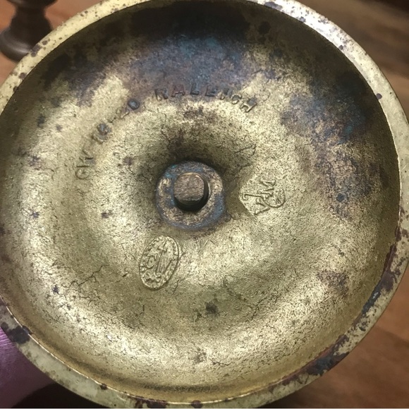 Vintage Virginia Metalcrafters CW RALEIGH 16-20 Pair of Brass Candlesticks - Picture 8 of 8